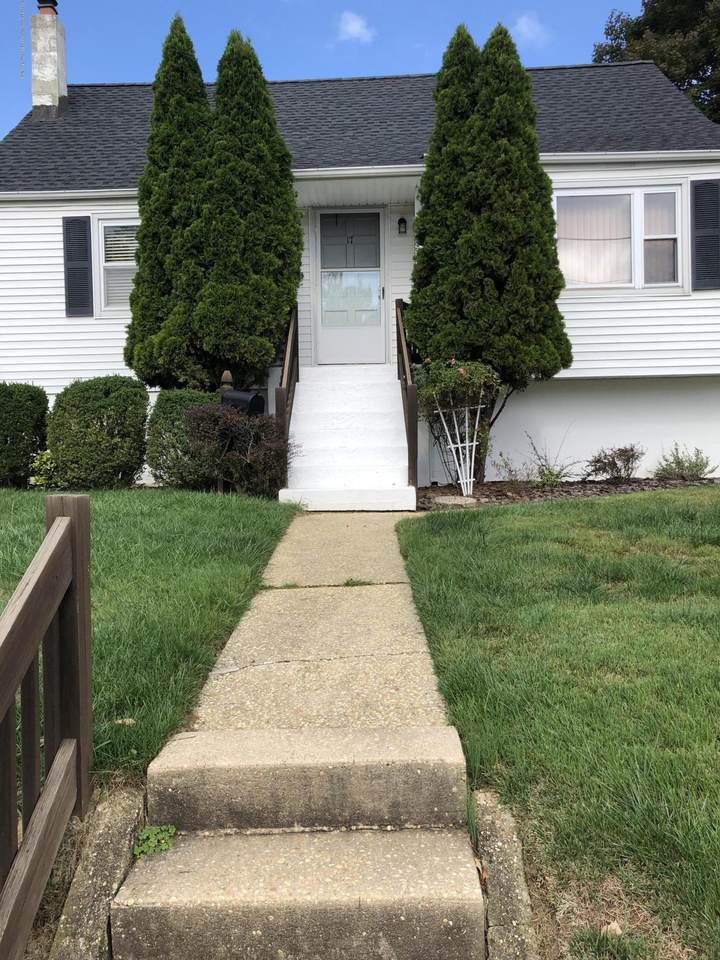 17 Clarence Avenue - Photo 1