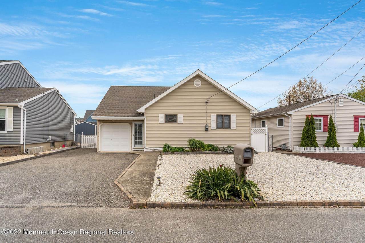 18 Commodore Drive - Photo 1