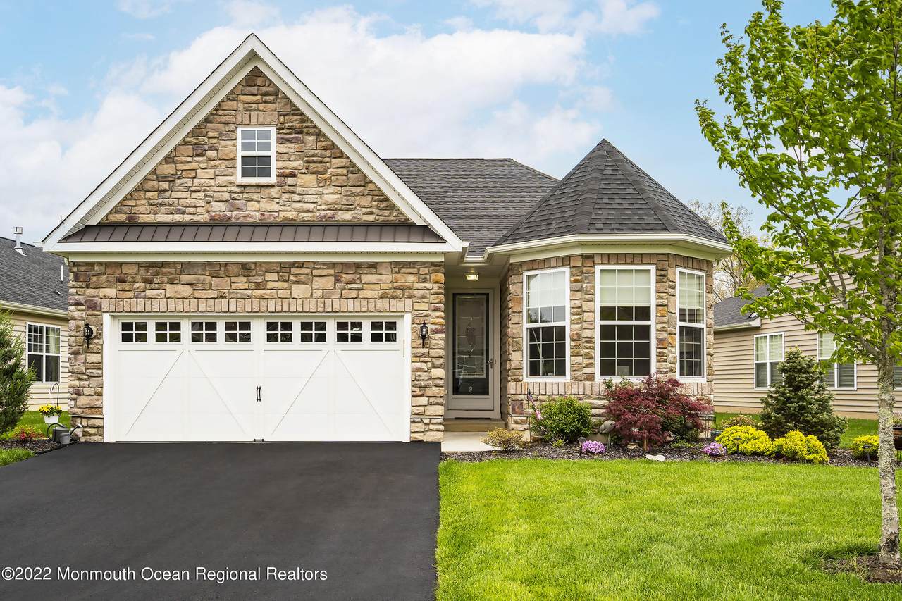 9 Lily Pond Court - Photo 1