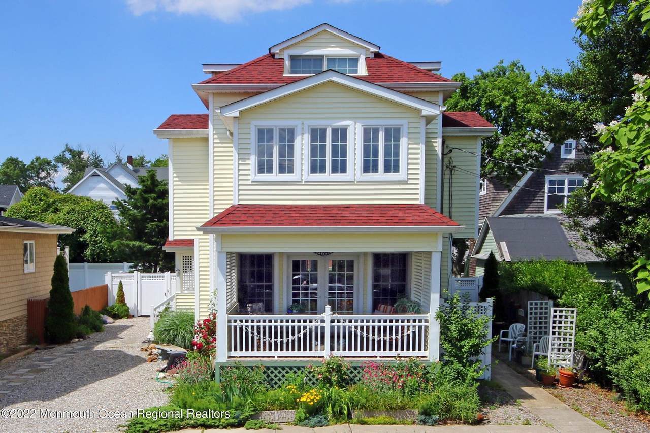 16 Grant Avenue - Photo 1