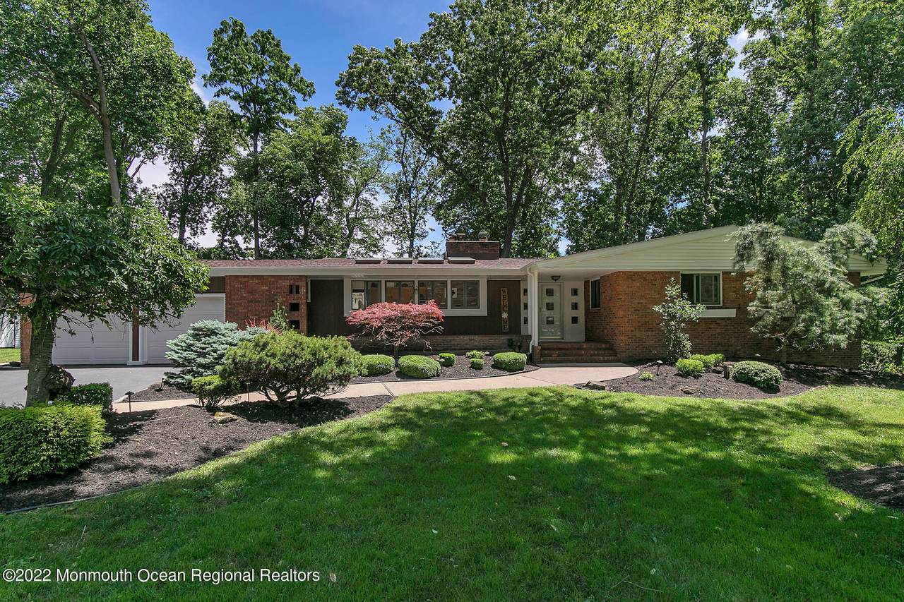 32 Larchmont Drive - Photo 1