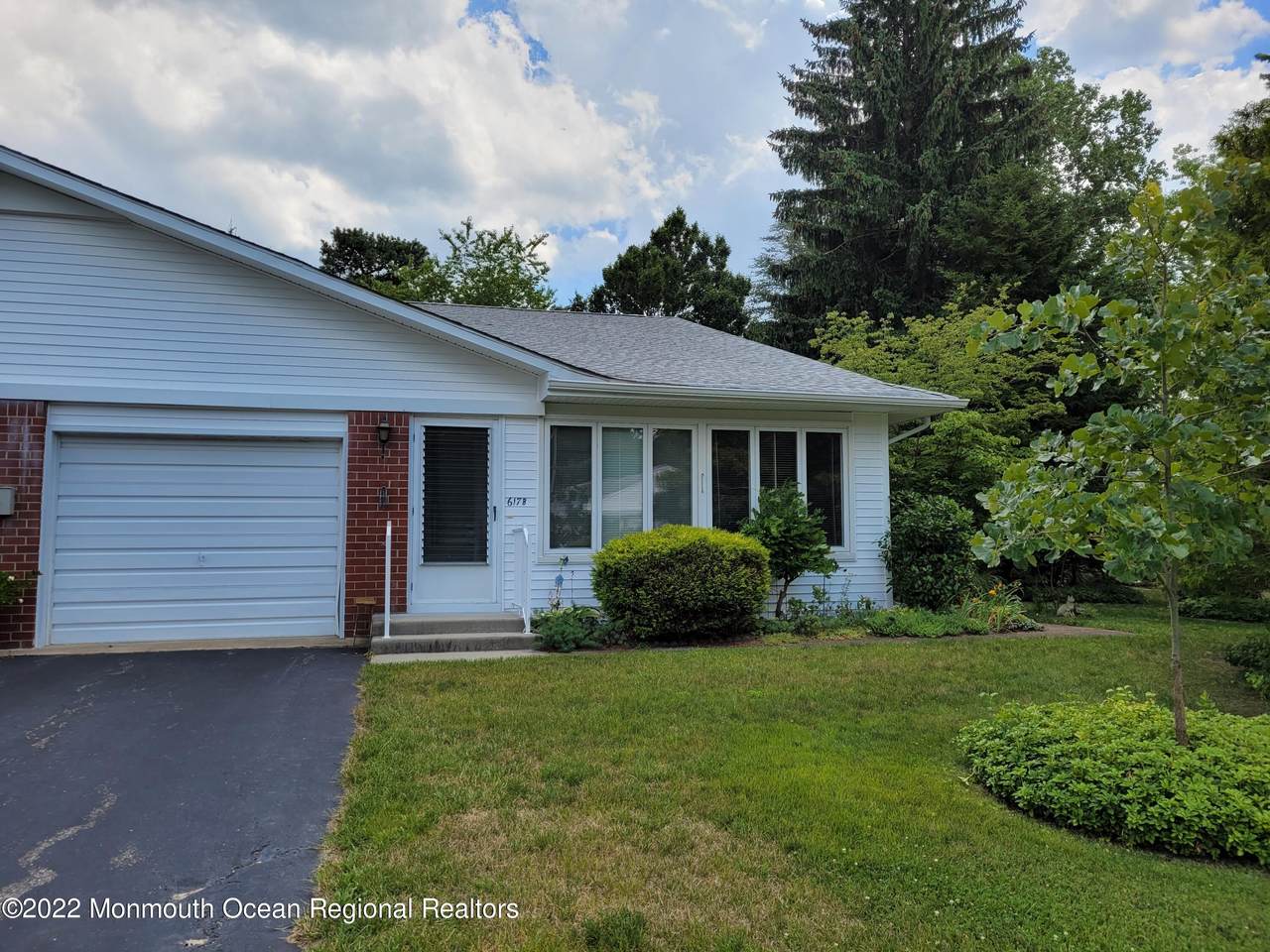 617 Willow Lane - Photo 1