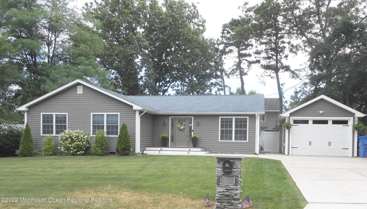 1532 Wellington Avenue - Photo 1