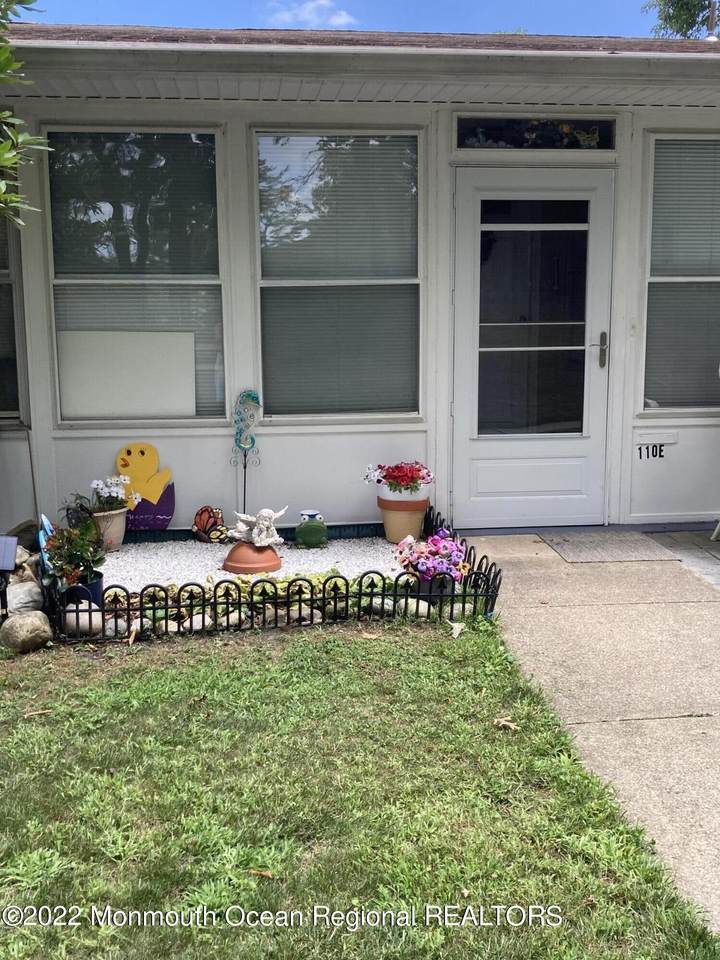 110E Edinburgh Lane - Photo 1