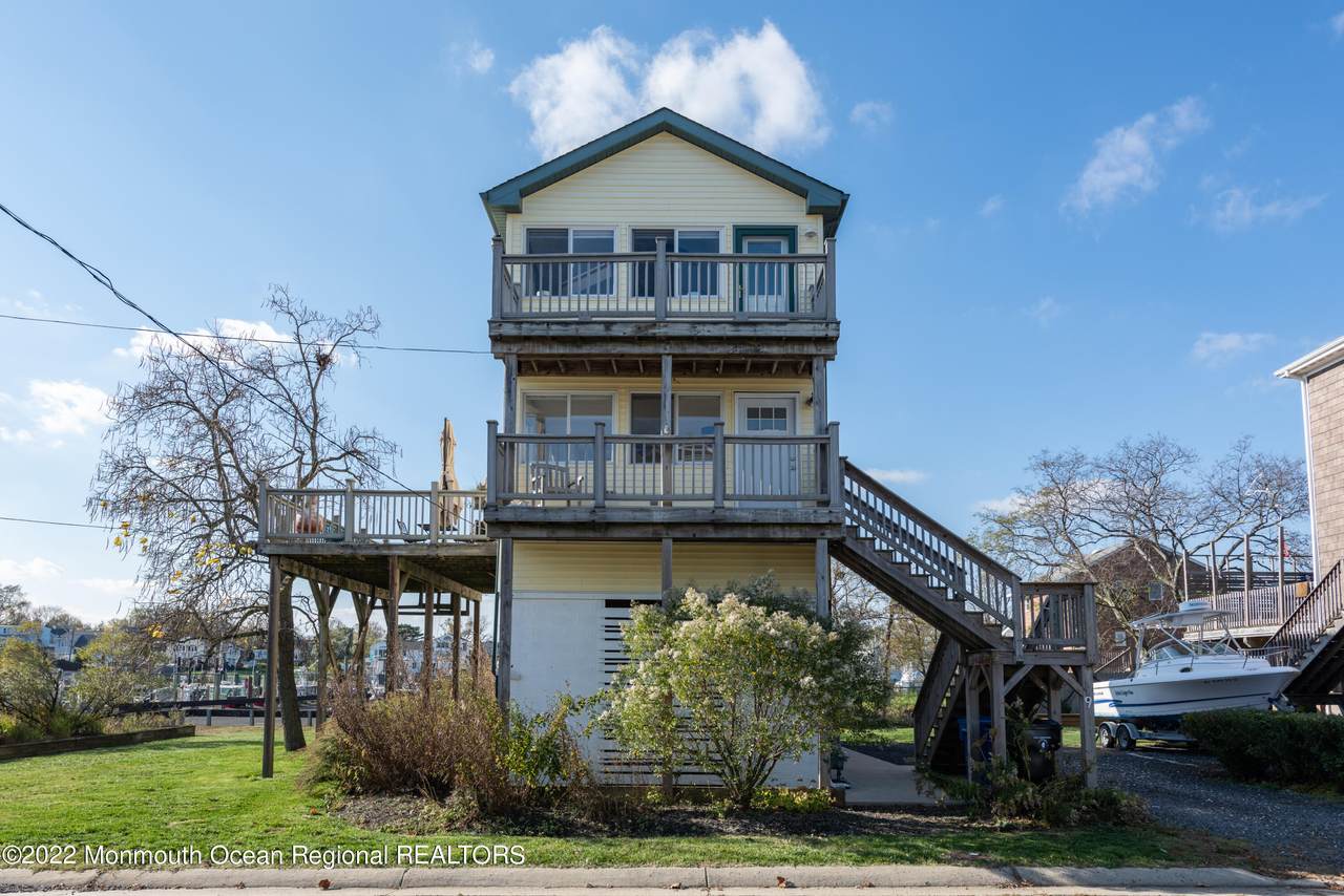 9 Benton Avenue - Photo 1