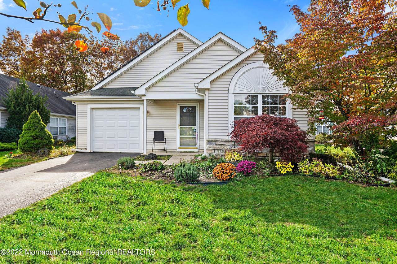 4 Schoolhouse Lane - Photo 1
