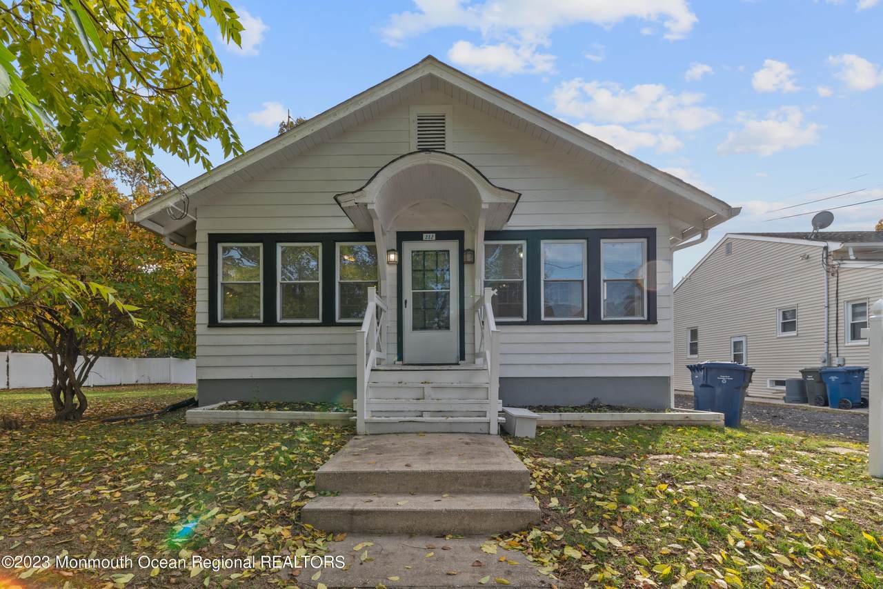 212 Pinewood Avenue - Photo 1