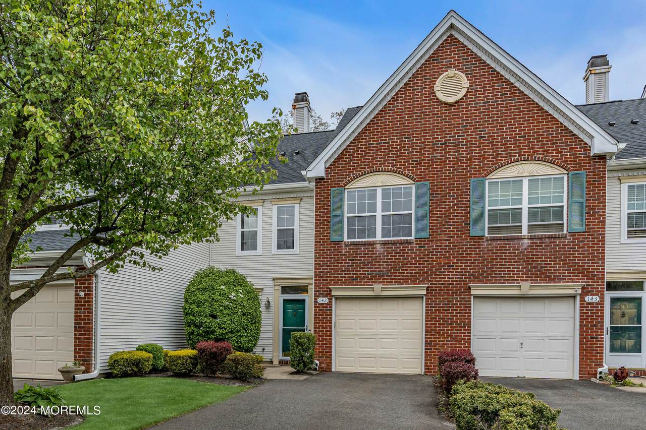 142 Manor Court - Photo 1