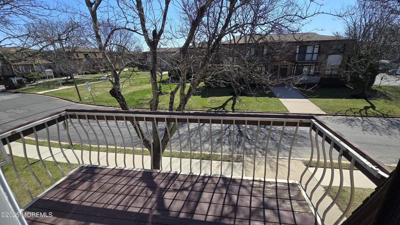 1008 Oaks Boulevard - Photo 1