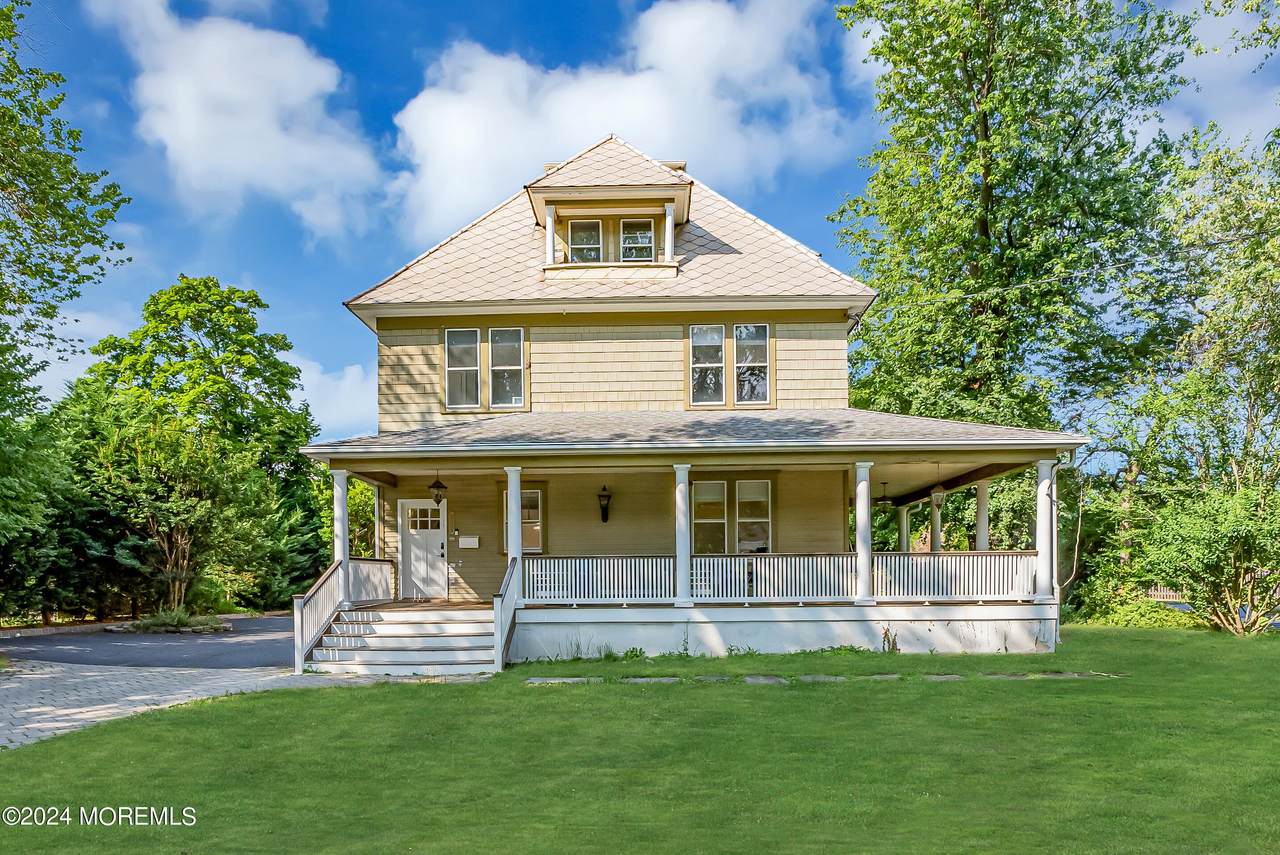 345 Hollywood Avenue - Photo 1