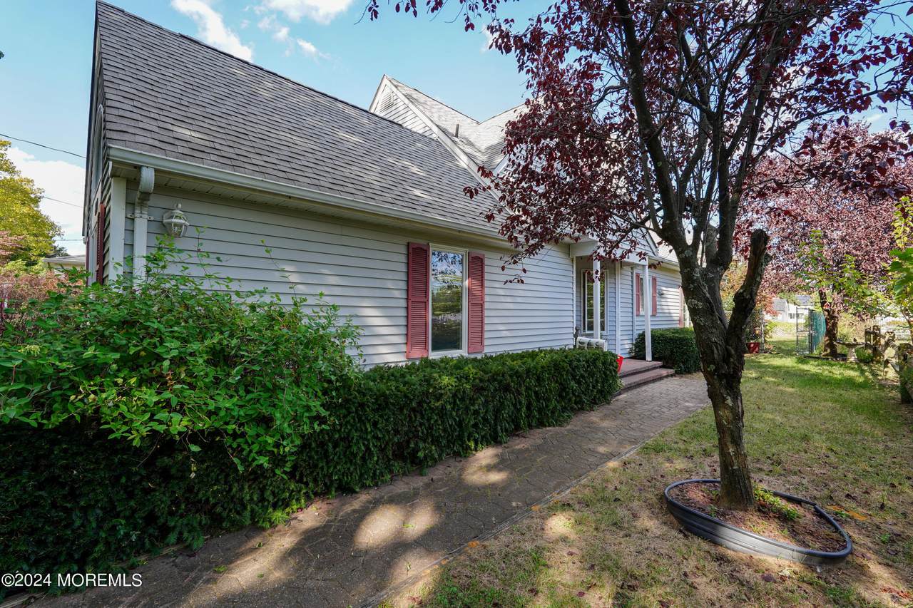 617 Carter Avenue - Photo 1