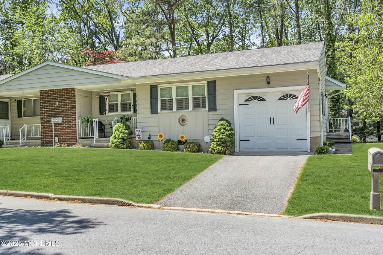 4 Delaware Way - Photo 1