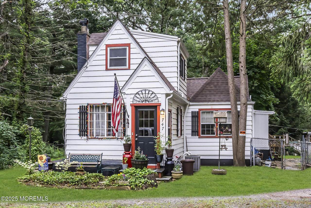 747 Veterans Highway - Photo 1