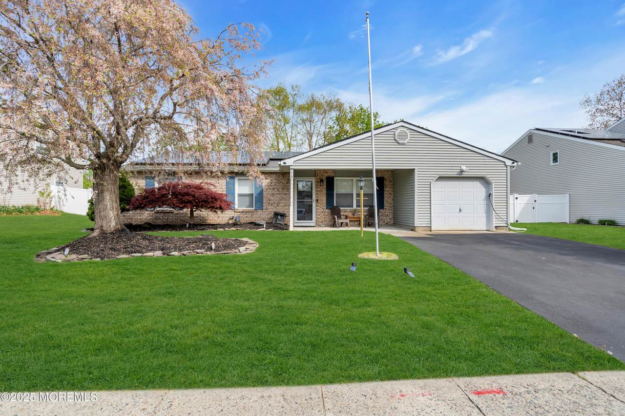 179 Ravenwood Boulevard - Photo 1