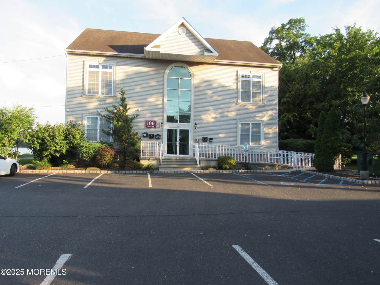 100 Lakeview Avenue - Photo 1