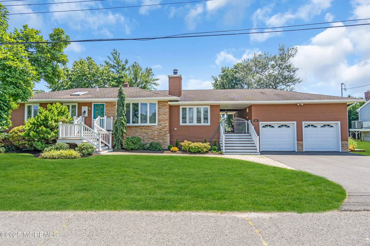 404 Branchport Avenue - Photo 1