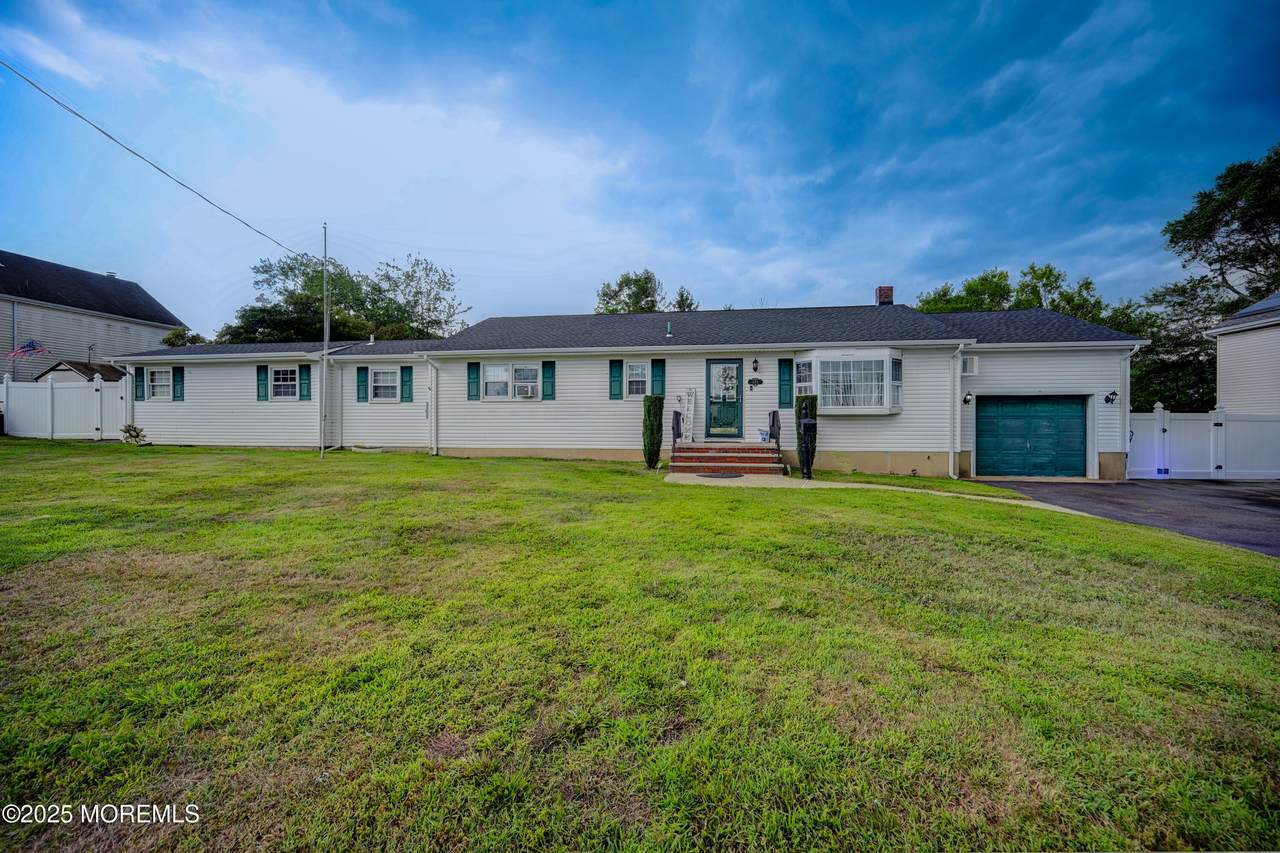 635 Hudson Avenue - Photo 1