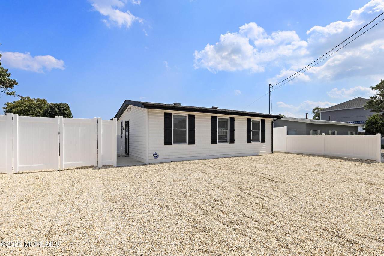 11 Charles Boulevard - Photo 1