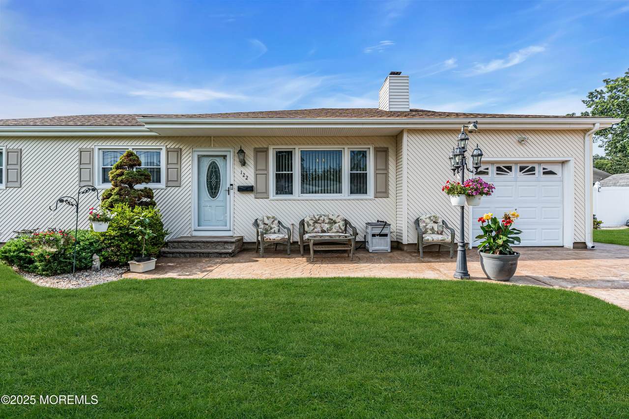 122 Besante Boulevard - Photo 1