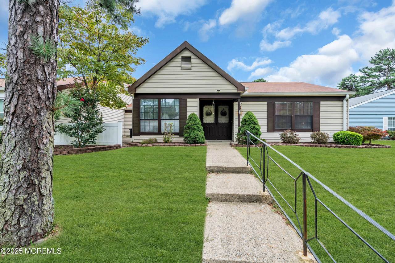 533B Warwick Court - Photo 1