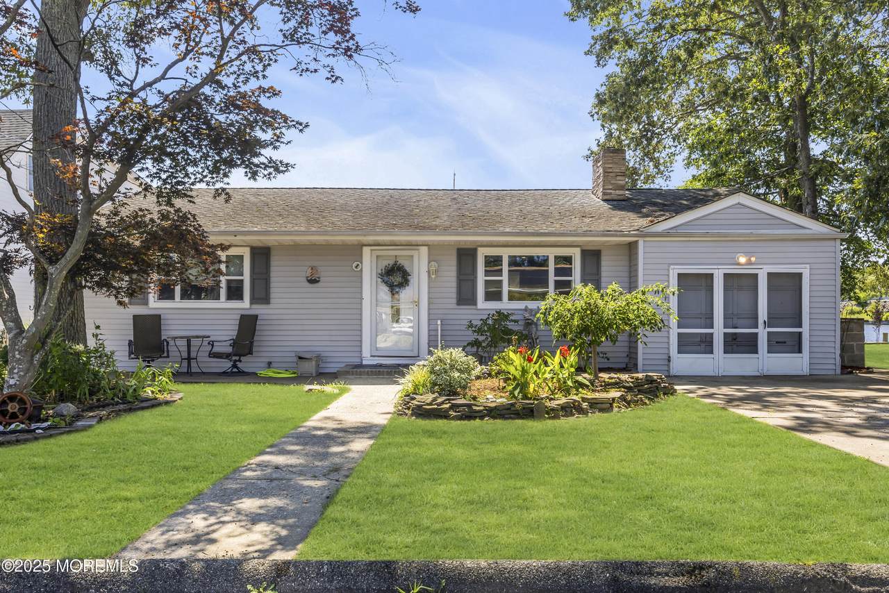 635 Oakwood Drive - Photo 1