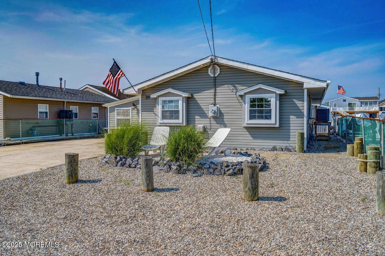 28 Los Angeles Drive - Photo 1