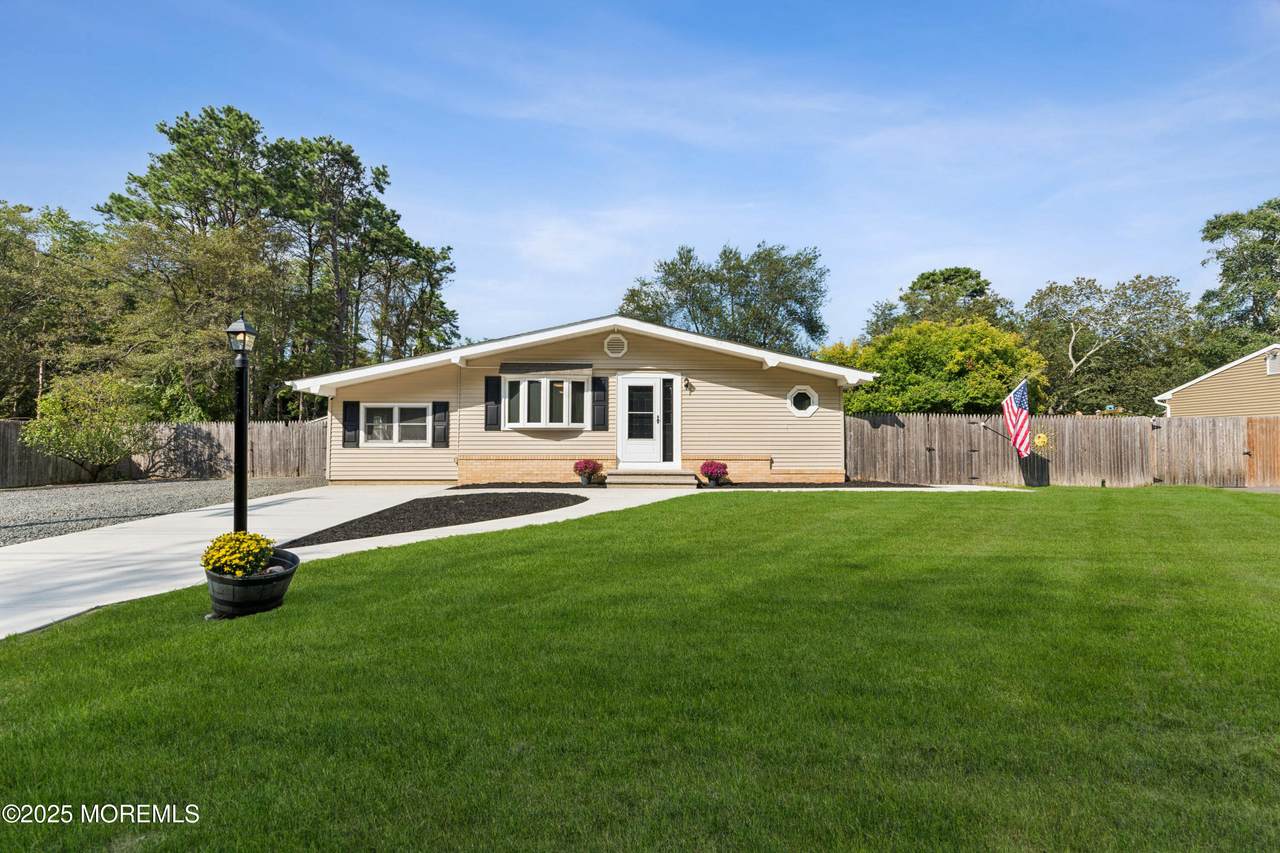 224 Hawaii Drive - Photo 1