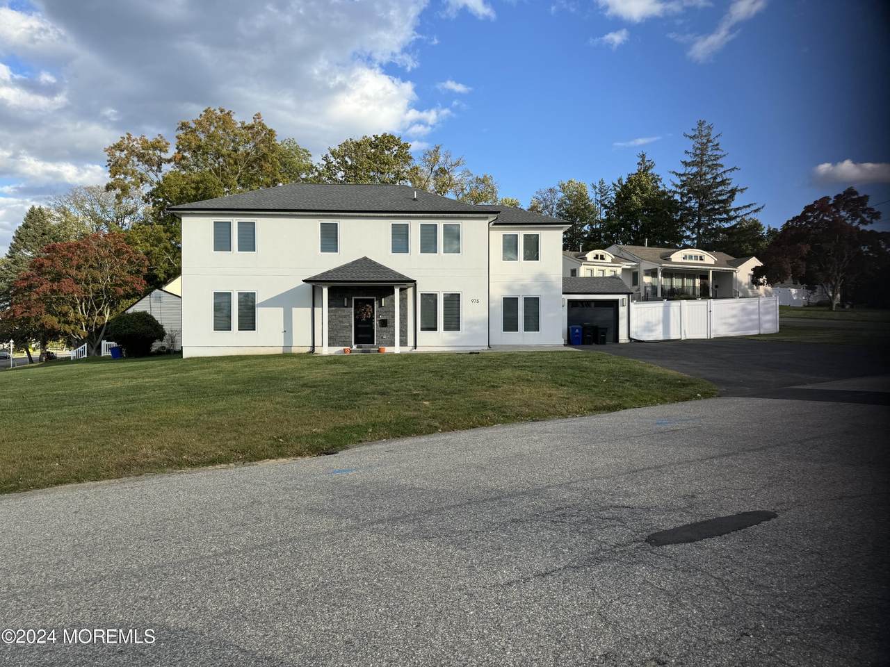 975 Van Court Avenue - Photo 1