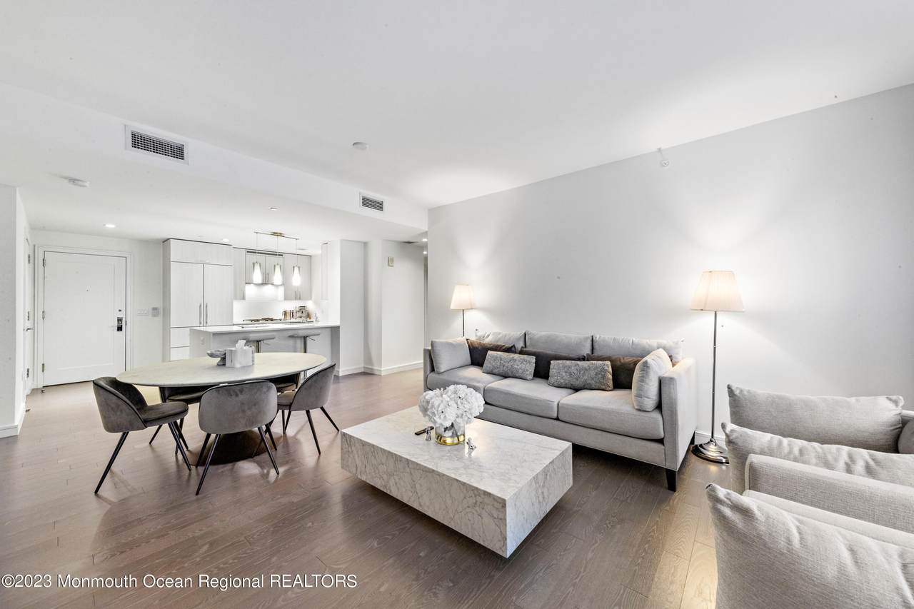 15 Morris Avenue - Photo 1