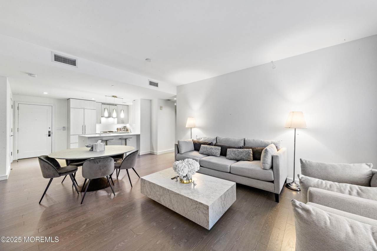 15 Morris Avenue - Photo 1