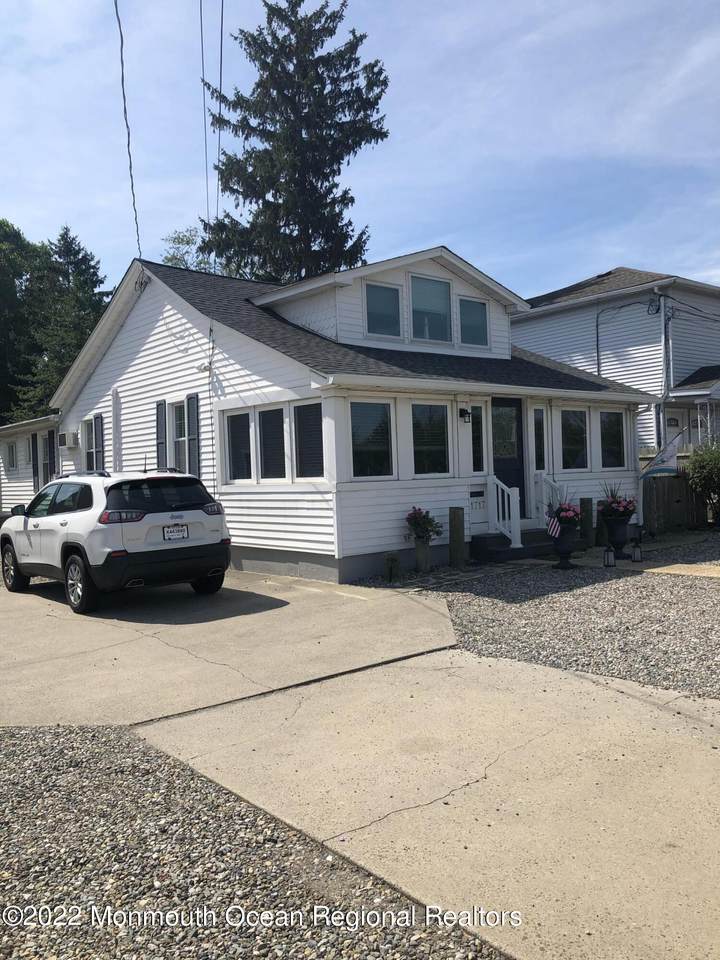1717 River Road - Photo 1