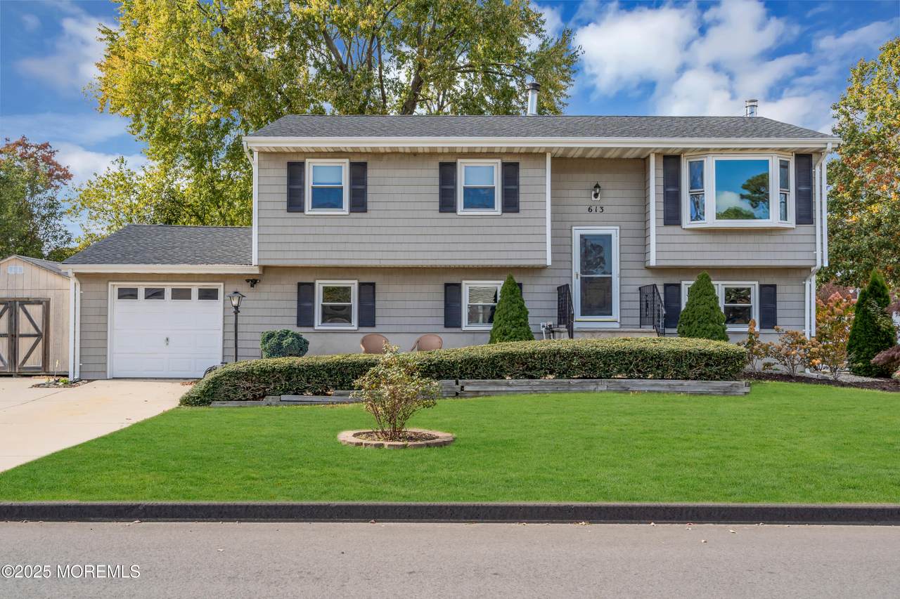 613 Champlain Street - Photo 1