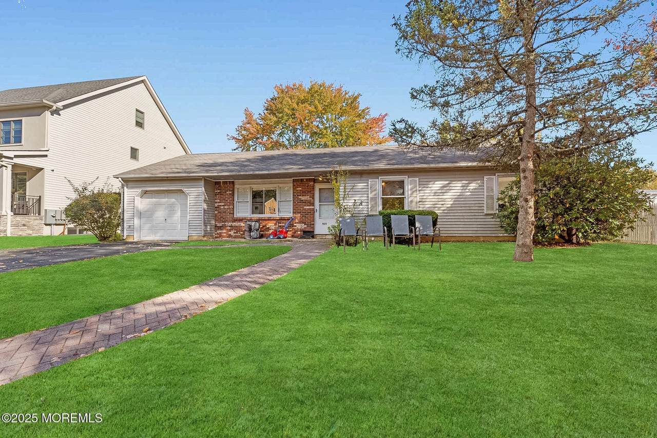 915 Morris Avenue - Photo 1