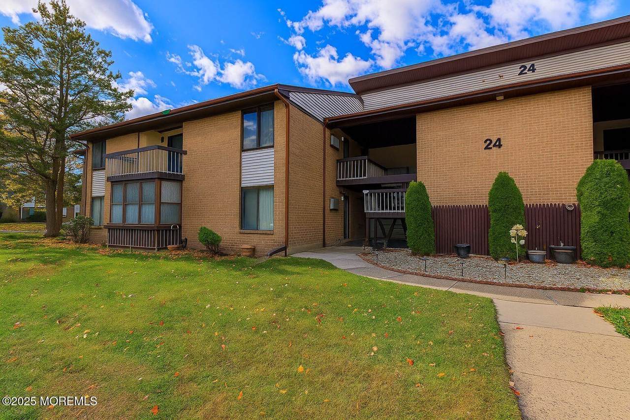 24 Meadow Green Circle - Photo 1