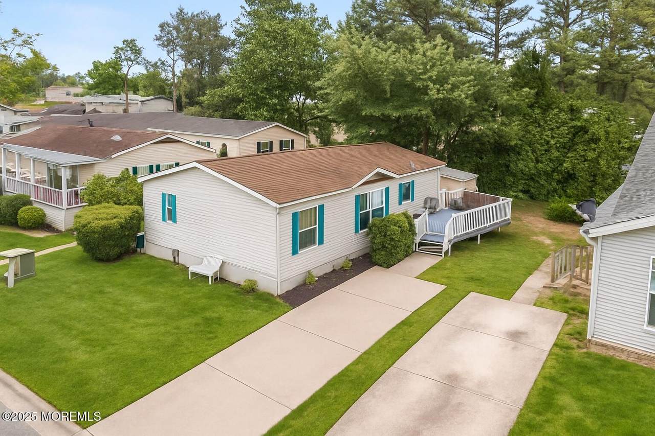 211 Holly Court - Photo 1