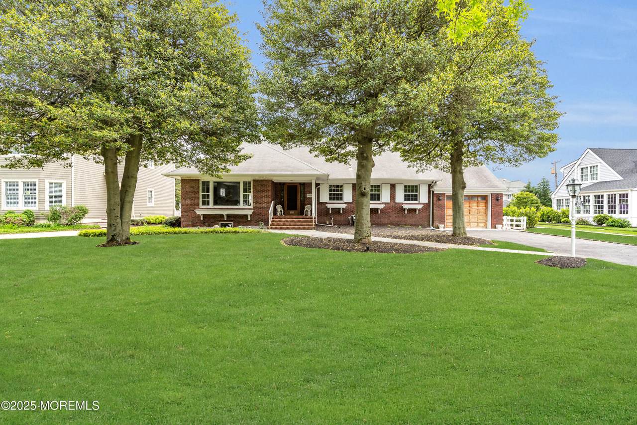 208 Trenton Boulevard - Photo 1