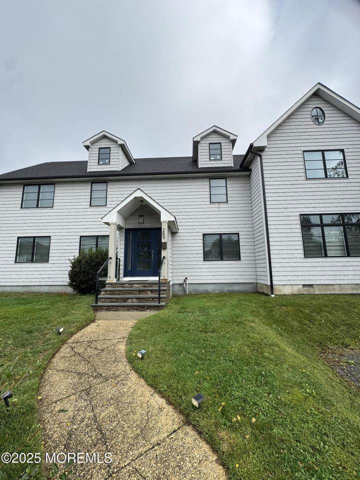 259 Roosevelt Avenue - Photo 1