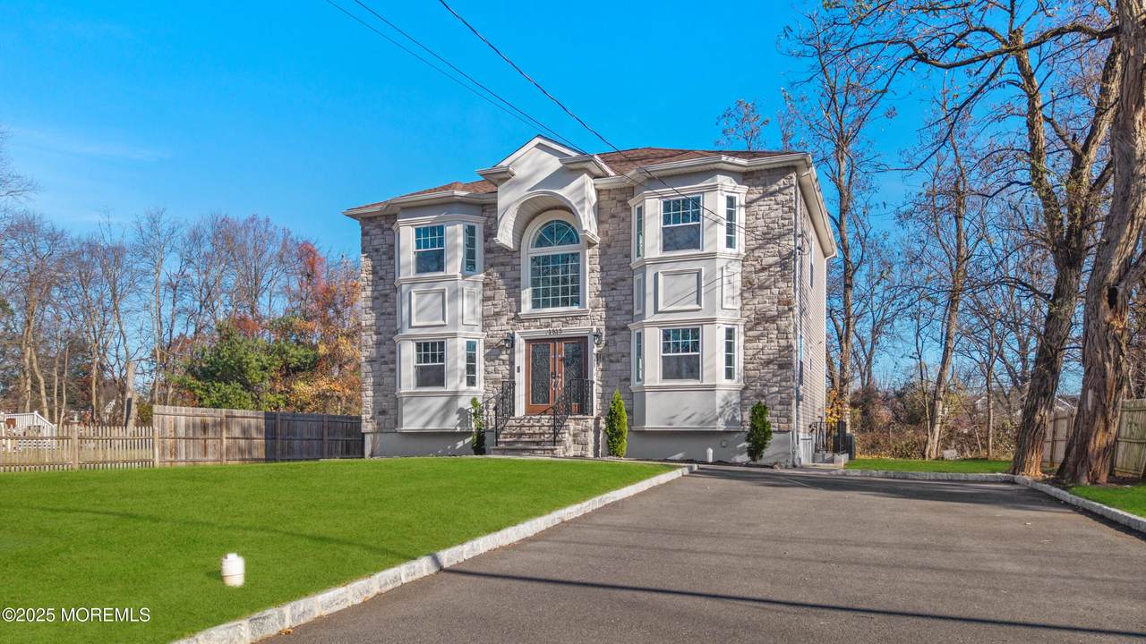 1515 Sherwood Boulevard - Photo 1