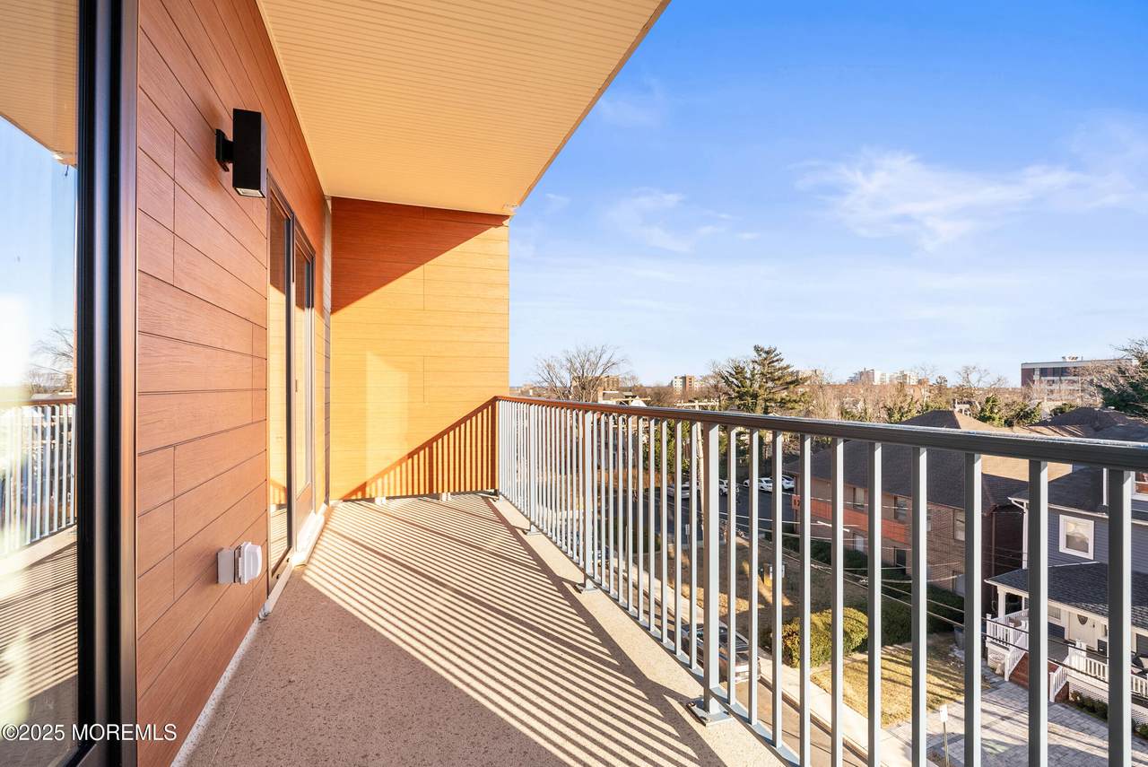 185 Morris Avenue - Photo 1