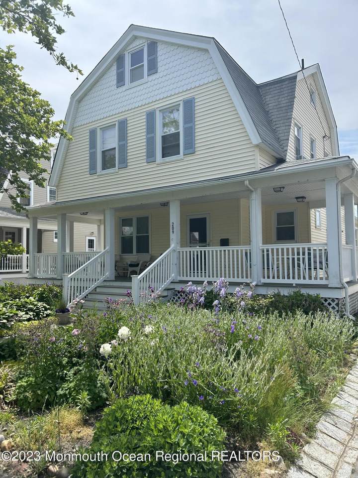 209 4th Avenue - Photo 1
