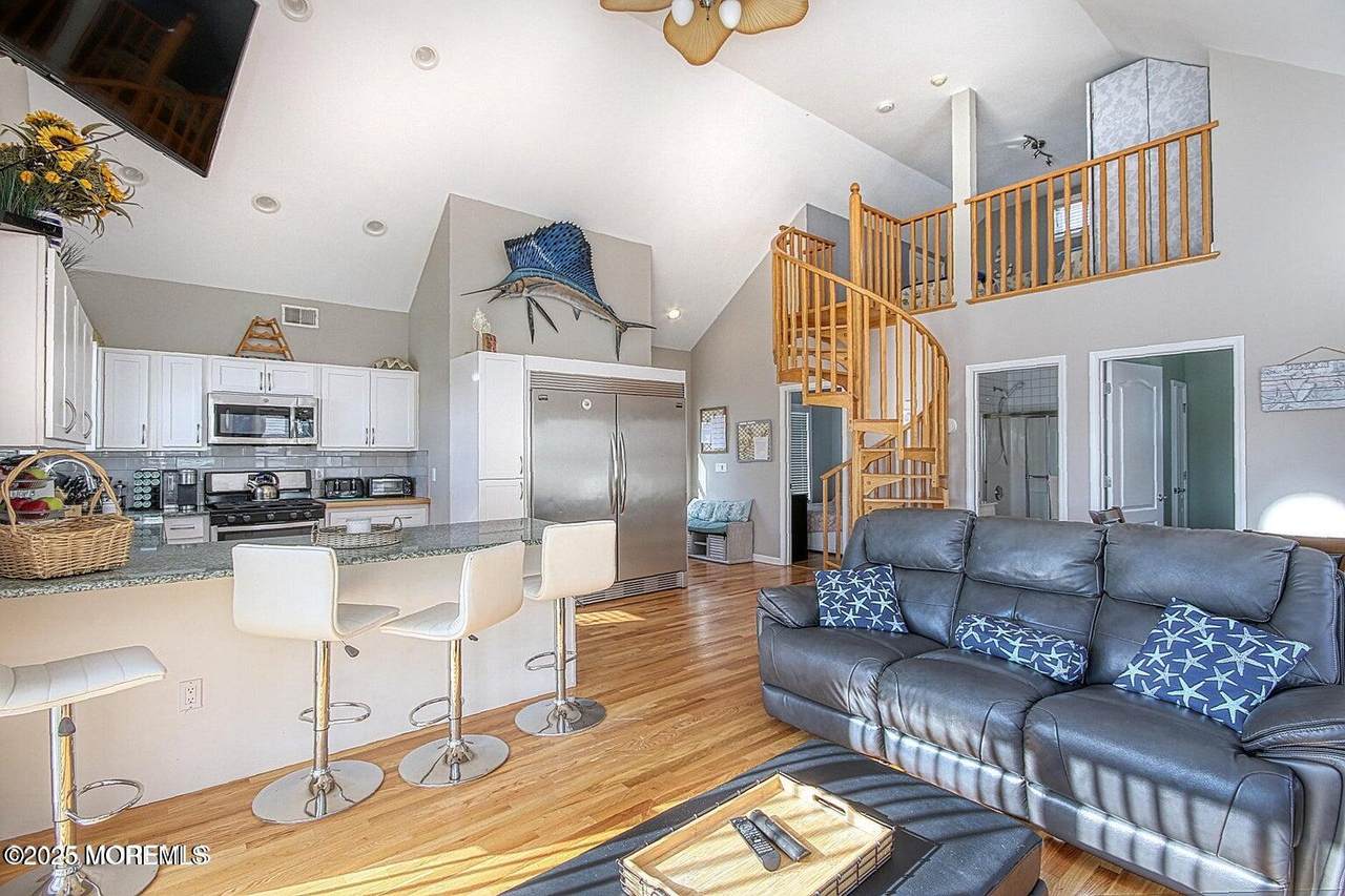 https://bt-photos.global.ssl.fastly.net/monmouth/1280_boomver_1_22536990-2.jpg