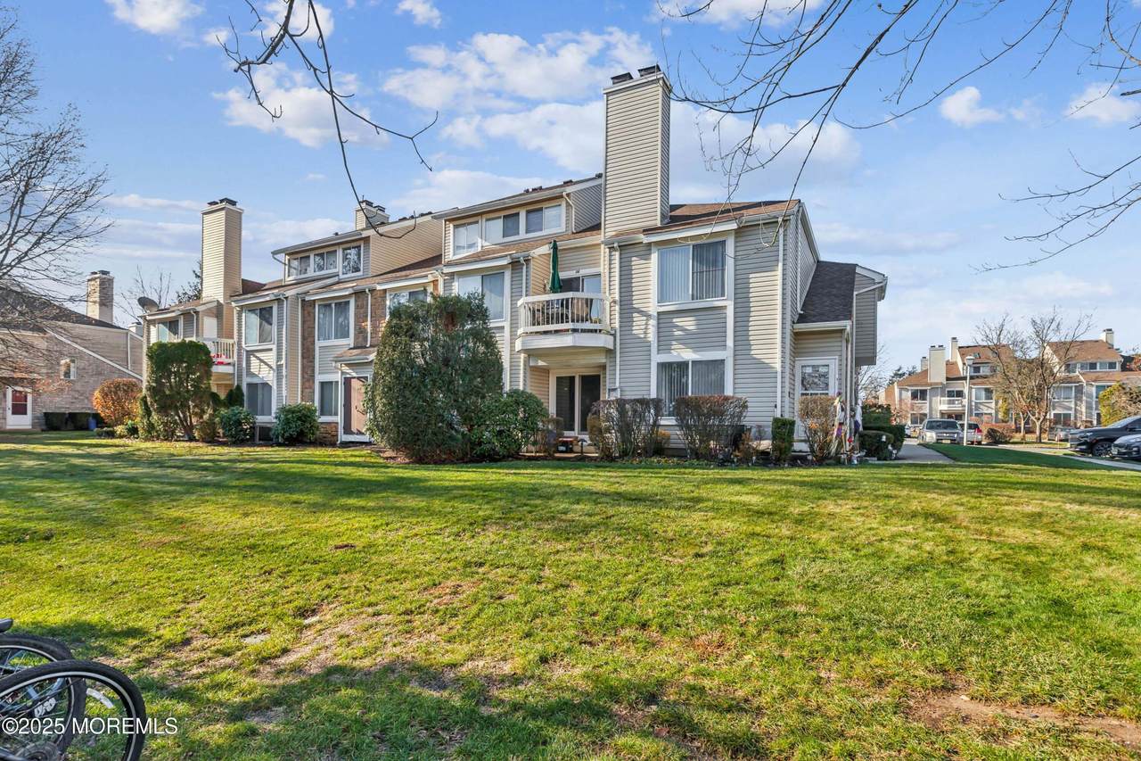 36 Farnham Square - Photo 1