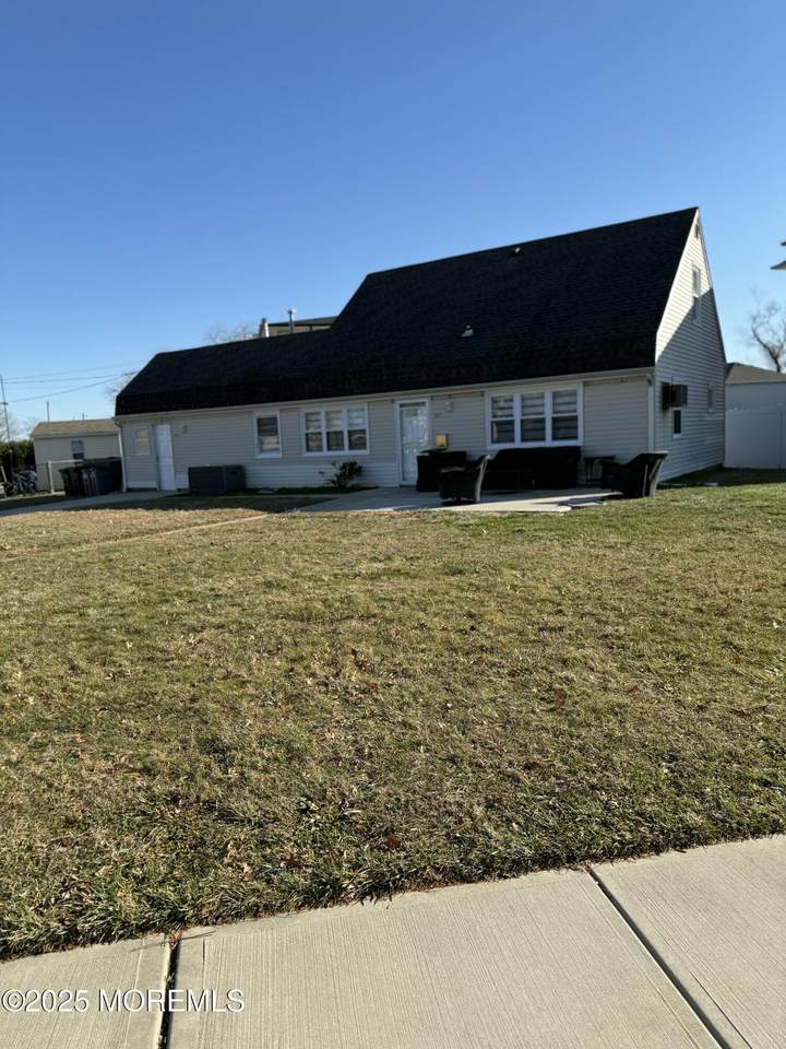 987 Woodgate Avenue - Photo 1