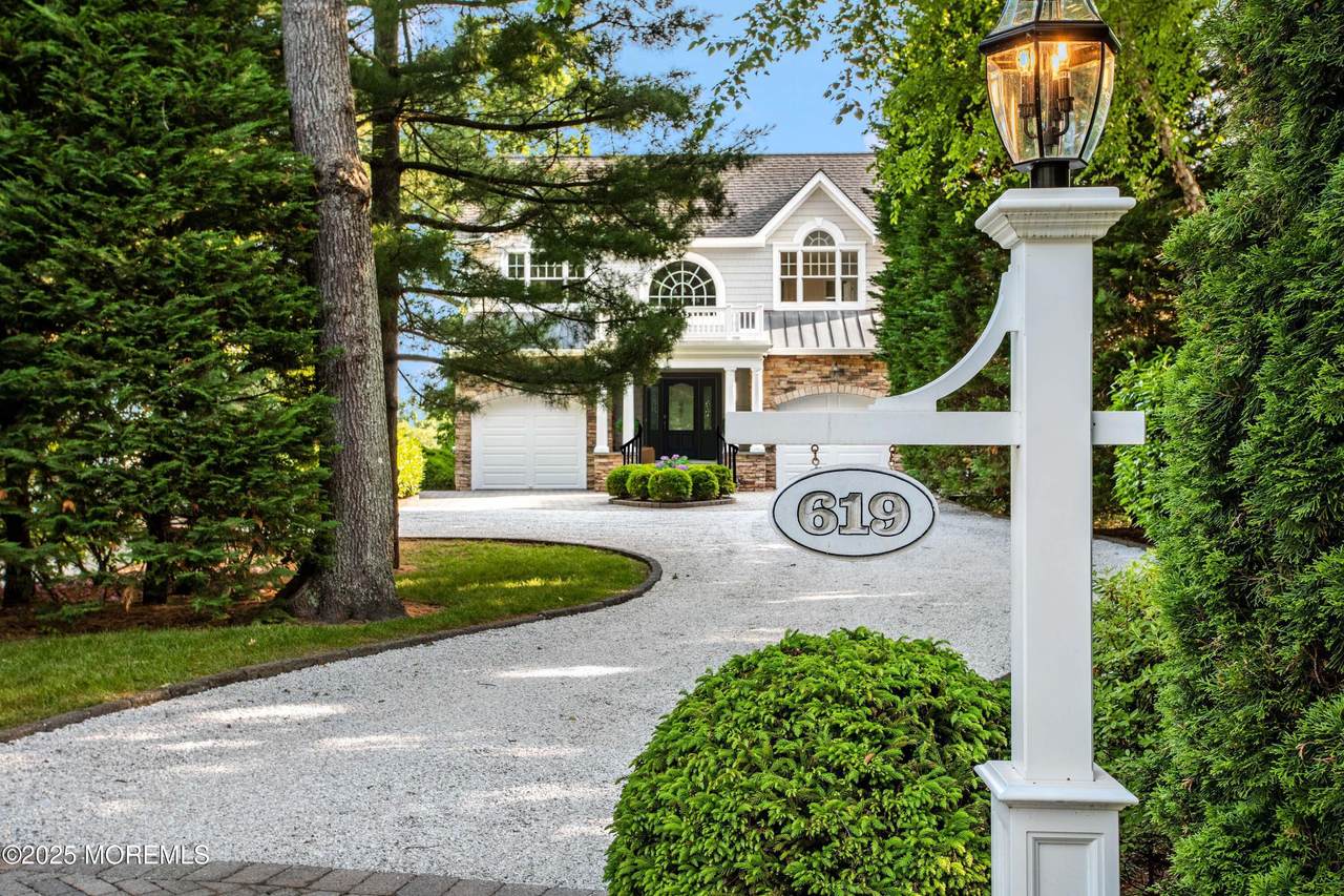 619 Beacon Boulevard - Photo 1