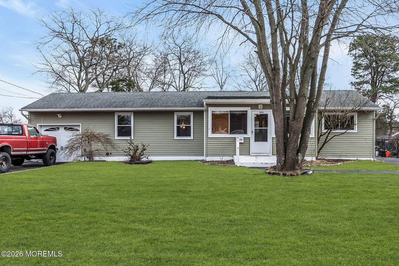 252 Ashwood Drive - Photo 1