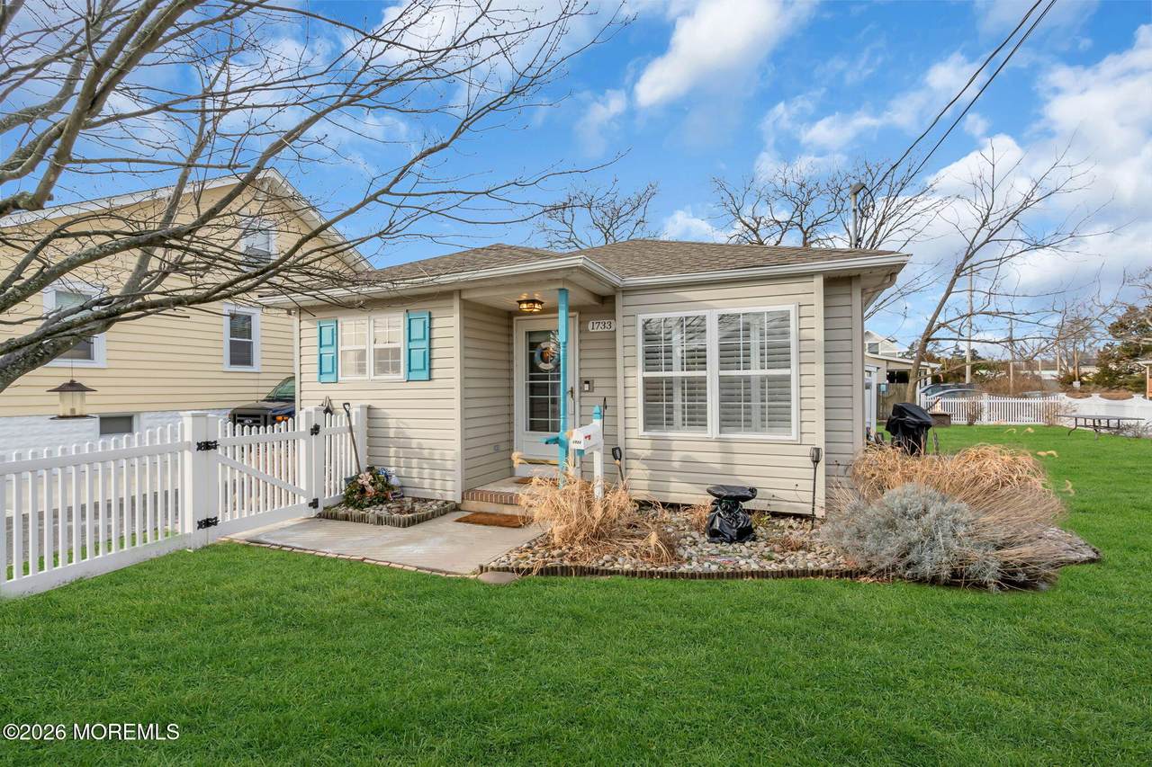 1733 Melrose Avenue - Photo 1