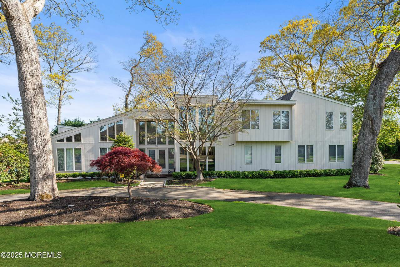 311 Park Avenue - Photo 1