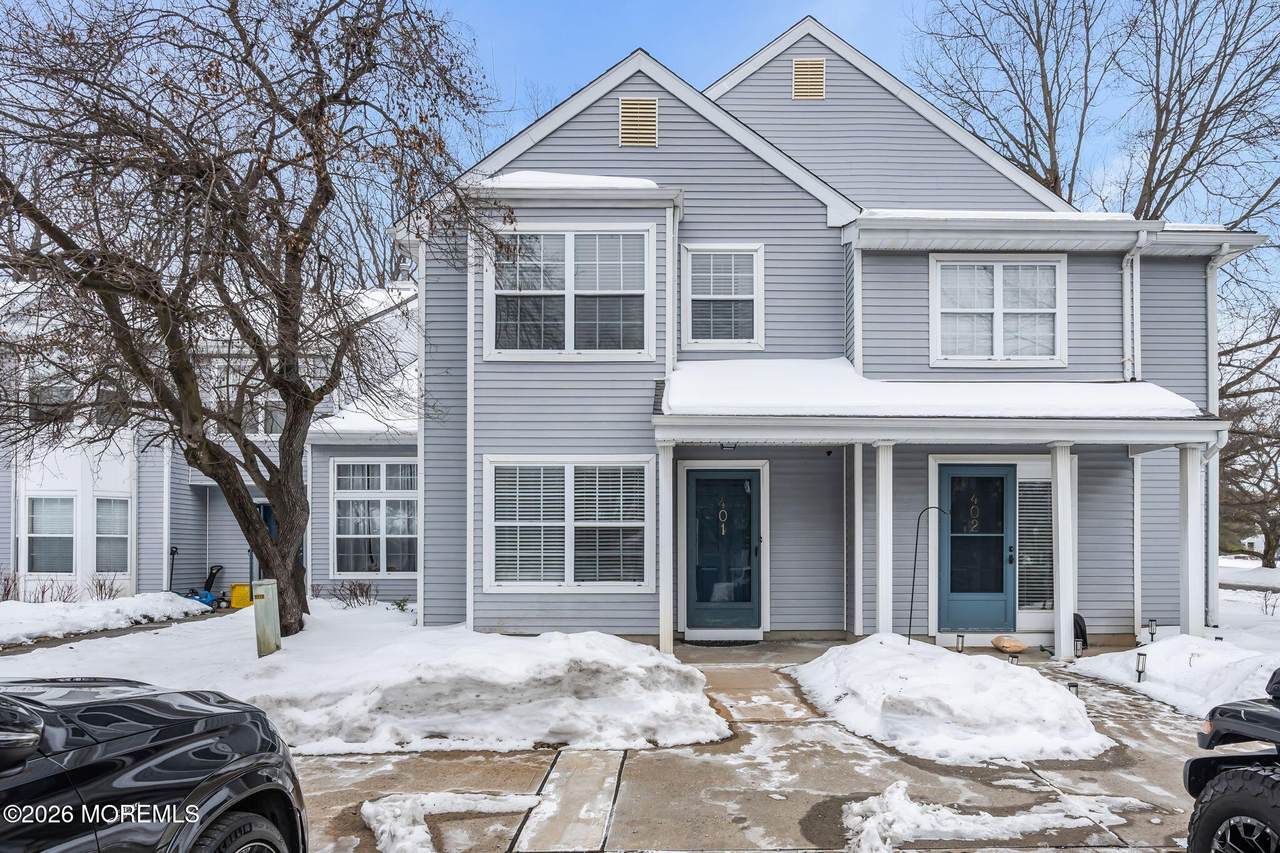 401 Hampton Court - Photo 1