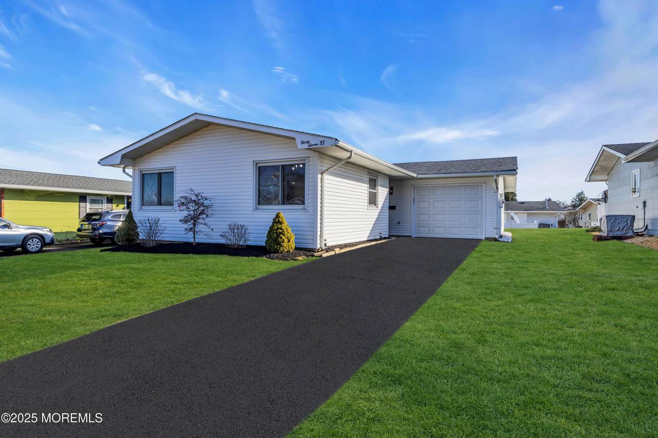 37 Central Boulevard - Photo 1