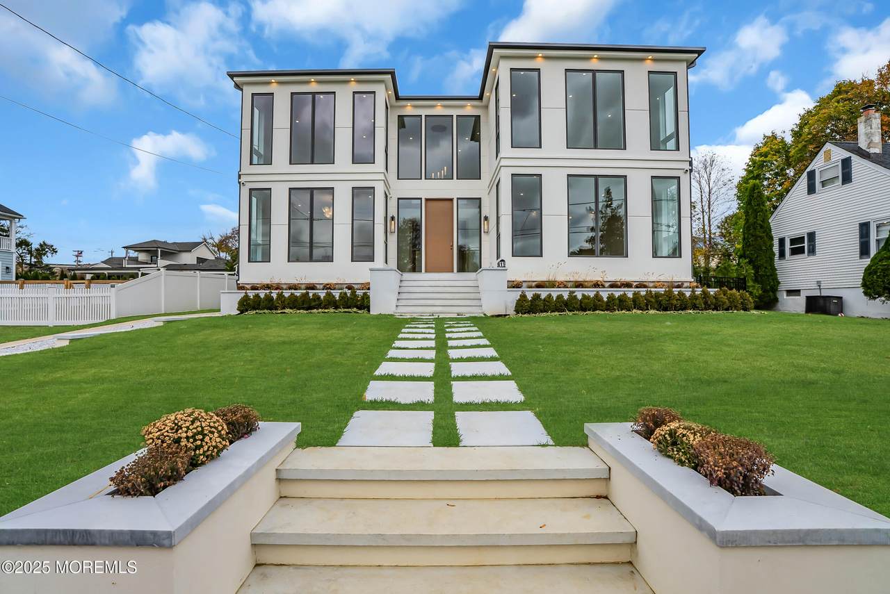 19 Clarence Avenue - Photo 1